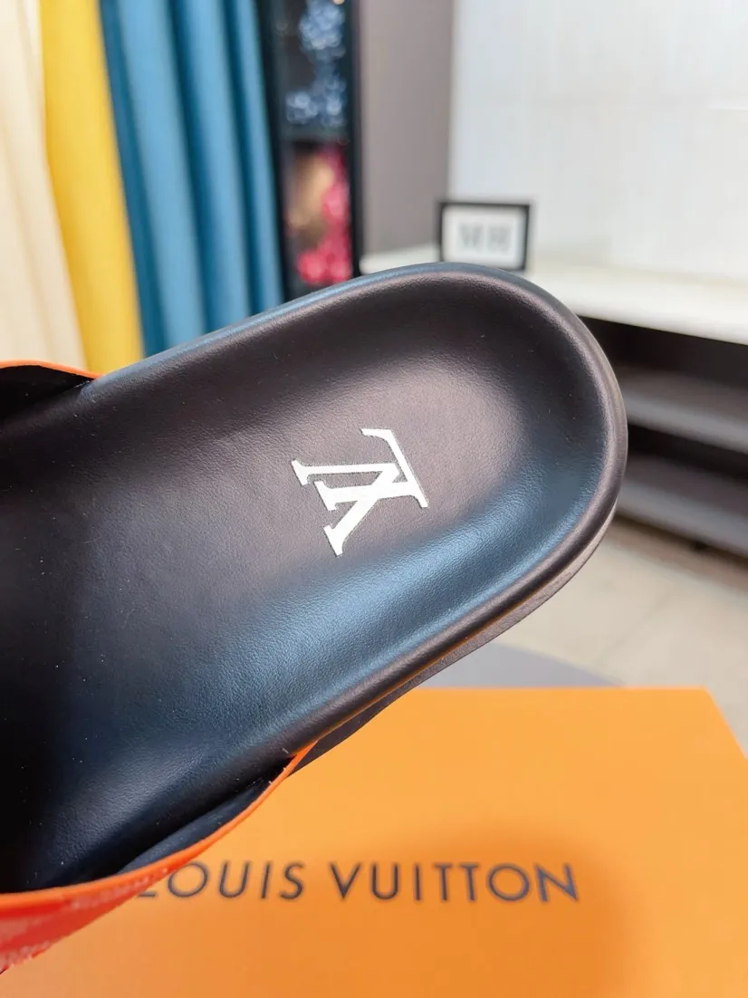Men's shoes💰300🌹🌹【LV】Multi-color new men's slippers, original top-quality version, original special cowhide with pebbled embossing➕sheepskin on the inner and side, non-slip combination sole, more stable walking, more comfortable and lightweight, high-end and generous, size: 38~44